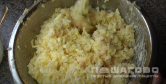 Фото приготовления рецепта: Салат с рисом, креветками и чесноком - шаг 12