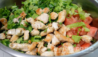 Фото приготовления рецепта: Свежий зеленый салат с курицей, овощами и сыром - шаг 6