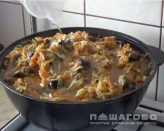 Фото приготовления рецепта: Солянка с грибами на зиму с капустой - шаг 5