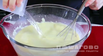 Фото приготовления рецепта: Блины тонкие на кипятке и молоке - шаг 2
