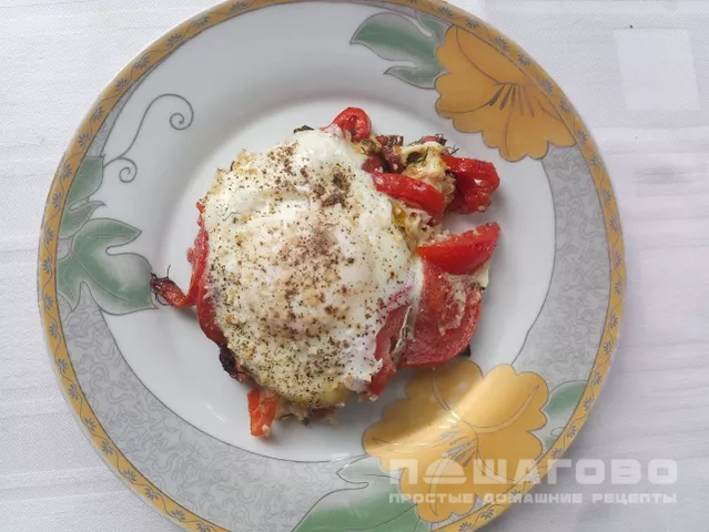 Яичница-глазунья с охотничьими колбасками и помидорами