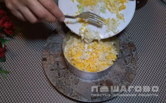 Фото приготовления рецепта: Салат с курицей, ананасами, сыром и яйцом - шаг 3