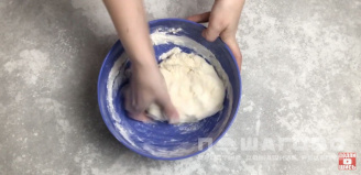 Фото приготовления рецепта: Хачапури с сыром сулугуни из дрожжевого теста - шаг 4