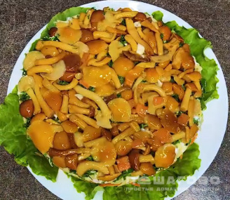 Фото приготовления рецепта: Белорусский слоеный салат с опятами и картофелем - шаг 11