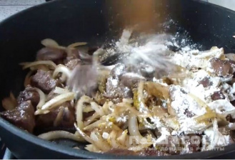 Фото приготовления рецепта: Азу по-татарски с солеными огурцами из говядины с картошкой - шаг 2