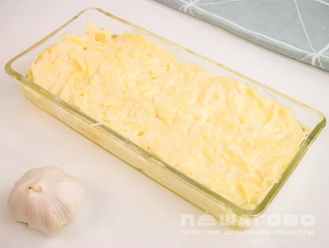 Фото приготовления рецепта: Картофельная запеканка с майонезом и сыром - шаг 3