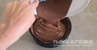 Фото приготовления рецепта: Шоколадный чизкейк - шаг 9