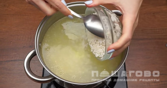 Фото приготовления рецепта: Томатный суп с рисом - шаг 4