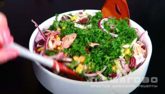 Фото приготовления рецепта: Салат с фасолью и тунцом - шаг 8