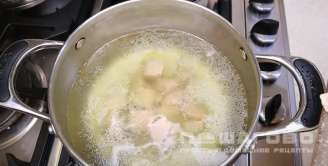 Фото приготовления рецепта: Суп из замороженного щавеля - шаг 1