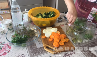 Фото приготовления рецепта: Огурцы по-еврейски на зиму - шаг 3