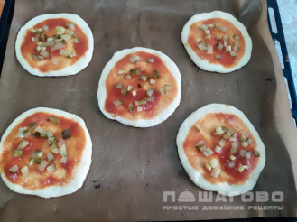 Фото приготовления рецепта: Школьная мини пицца - шаг 5