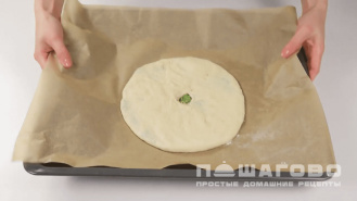 Фото приготовления рецепта: Осетинский пирог со шпинатом и сыром - шаг 4