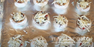 Фото приготовления рецепта: Шампиньоны фаршированные помидорами и сыром - шаг 12