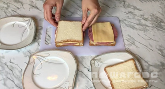 Фото приготовления рецепта: Сэндвич с ветчиной и сыром в дорогу на сковороде гриль - шаг 3