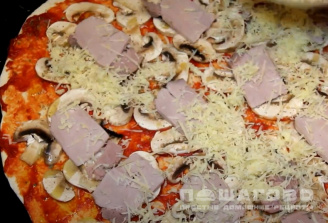 Фото приготовления рецепта: Пицца с бужениной и лечо - шаг 5