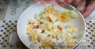 Фото приготовления рецепта: Сладкий салат из фруктов - шаг 6