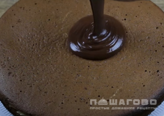 Фото приготовления рецепта: Шоколадный торт с глазурью - шаг 11