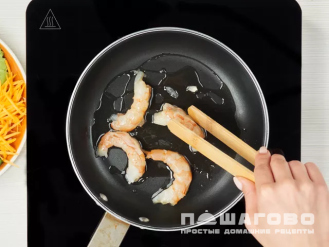 Фото приготовления рецепта: Спринг-роллы с королевскими креветками - шаг 2