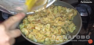 Фото приготовления рецепта: Испанская тортилья с картофелем и луком - шаг 9
