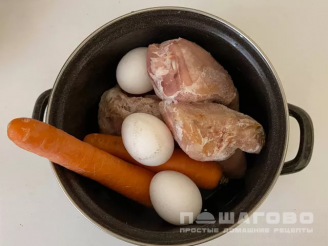 Фото приготовления рецепта: Домашний холодец из куриных спинок с майонезом - шаг 2