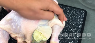 Фото приготовления рецепта: Курица в духовке с лимоном - шаг 2