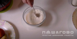 Фото приготовления рецепта: Сметанное желе на молоке - шаг 2