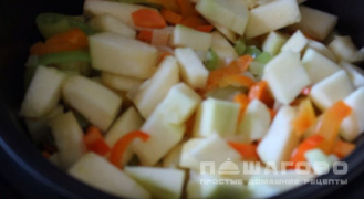 Фото приготовления рецепта: Простой рецепт кабачковой икры с помидорами в мультиварке - шаг 4
