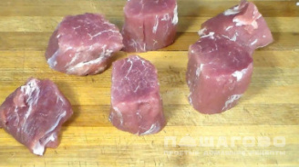 Фото приготовления рецепта: Свиные медальоны в беконе с овощами - шаг 2