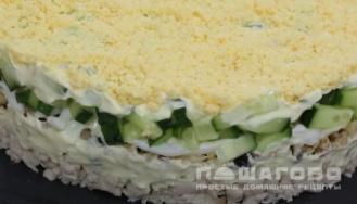 Фото приготовления рецепта: Нежный салат с копченой курицей и свежими огурцами - шаг 7