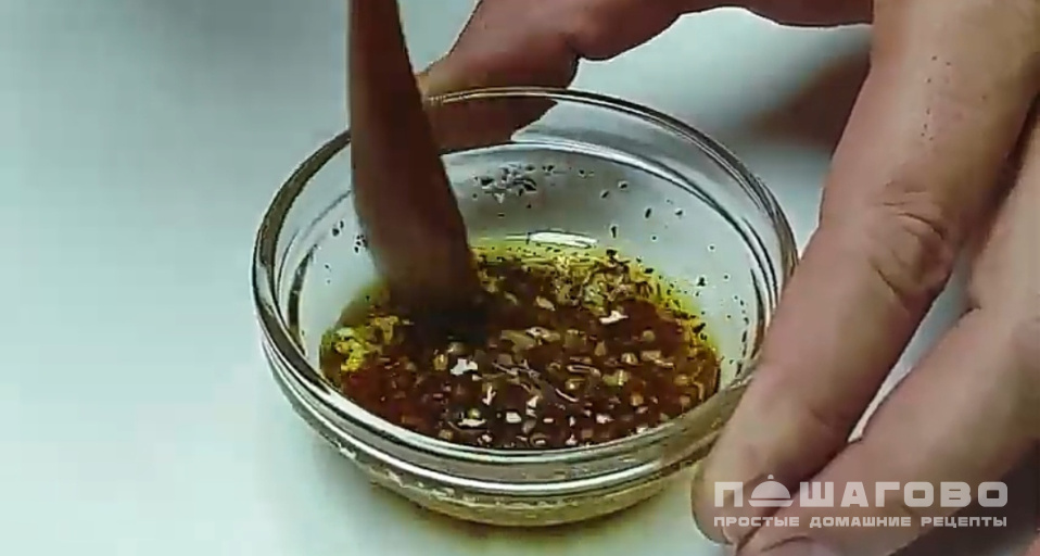 Фото приготовления рецепта: Легкий овощной салат с морепродуктами в масле - шаг 1