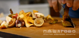 Фото приготовления рецепта: Жареная картошка с лесными грибами - шаг 4
