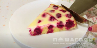 Фото приготовления рецепта: Заливной ягодный пирог - шаг 14