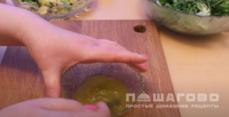 Фото приготовления рецепта: Легкий салат с креветками и авокадо - шаг 5
