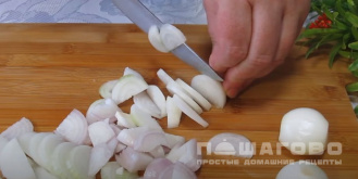 Фото приготовления рецепта: Салат из огурцов и лука на зиму - шаг 4
