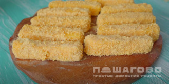 Фото приготовления рецепта: Сырные палочки с приправами - шаг 6