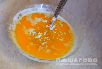 Фото приготовления рецепта: Овсяное печенье с медом на кефире - шаг 2