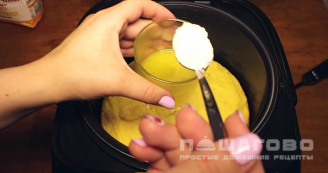 Фото приготовления рецепта: Апельсиновый пирог в мультиварке с кукурузной мукой - шаг 8