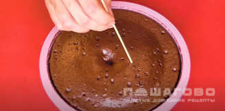 Фото приготовления рецепта: Шоколадный бисквит в микроволновке - шаг 4