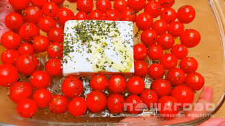 Фото приготовления рецепта: Спагетти с помидорами и сыром в духовке - шаг 2