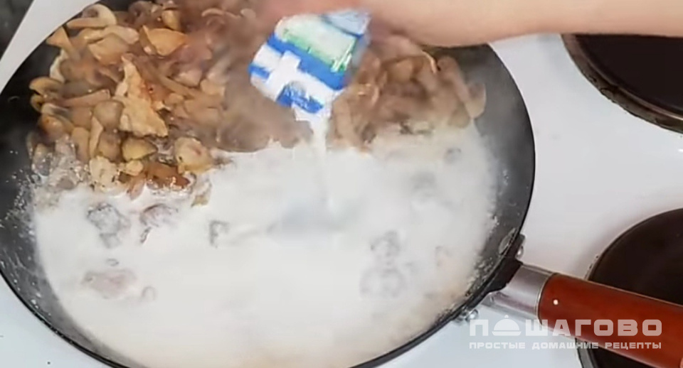 Фото приготовления рецепта: Жюльен из грибов и курицы - шаг 8