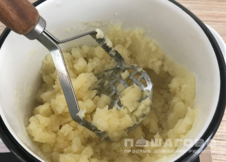 Фото приготовления рецепта: Толченка или толченая картошка - шаг 5