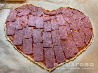 Фото приготовления рецепта: Пицца "Сердце" - шаг 3