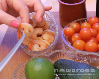 Фото приготовления рецепта: Салат с авокадо, помидорами и креветками - шаг 1