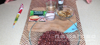 Фото приготовления рецепта: Салат с фасолью и грецкими орехами - шаг 1