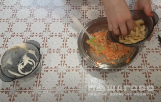 Фото приготовления рецепта: Салат с морковью и сухариками - шаг 5