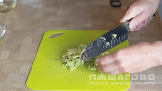 Фото приготовления рецепта: Салат с клубникой и авокадо - шаг 1