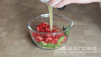 Фото приготовления рецепта: Салат с клубникой и авокадо - шаг 3