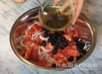 Фото приготовления рецепта: Нарезанный греческий салат с курицей - шаг 3