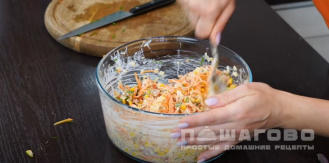Фото приготовления рецепта: Салат из кукурузы и корейской моркови - шаг 7